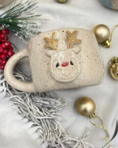 керамічна чашка з оленем